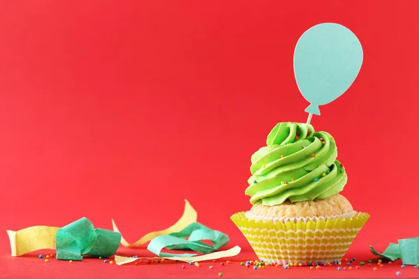 紙風船で飾られたおいしいカップケーキ — ストック写真