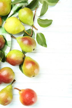 Peçete ile Olgun tatlı armut