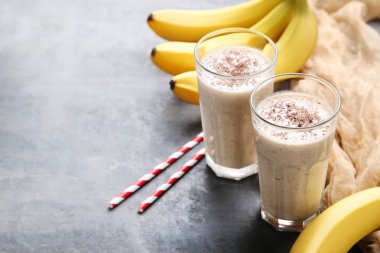 Kokteyl gözlük muz ile  