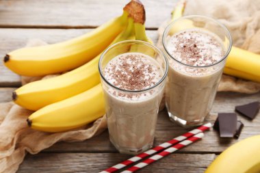 Kokteyl gözlük muz ile  