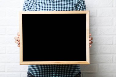 Erkek holding ahşap çerçeve eller