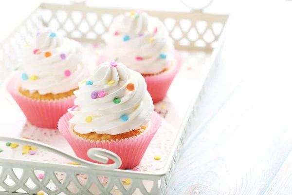 Cupcakes saborosos em bandeja branca — Fotografia de Stock