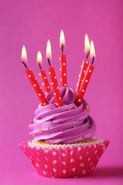 Sabroso cupcake con velas —  Fotos de Stock