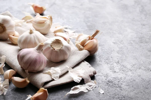 Haufen aromatischer Knoblauch mit Serviette — Stockfoto