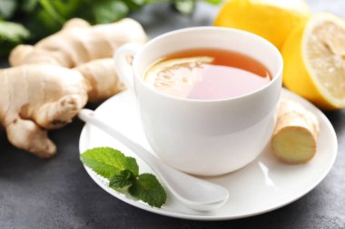 Zencefil kökü ve limon ile çay 