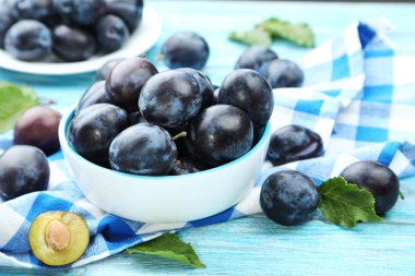 Beyaz kase ve plaka olgun Erik