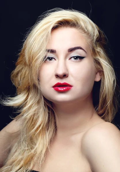 Portret van mooie model met make-up en rode lippen — Stockfoto