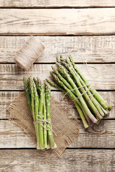 Bouquets d'asperges vertes avec sac — Photo