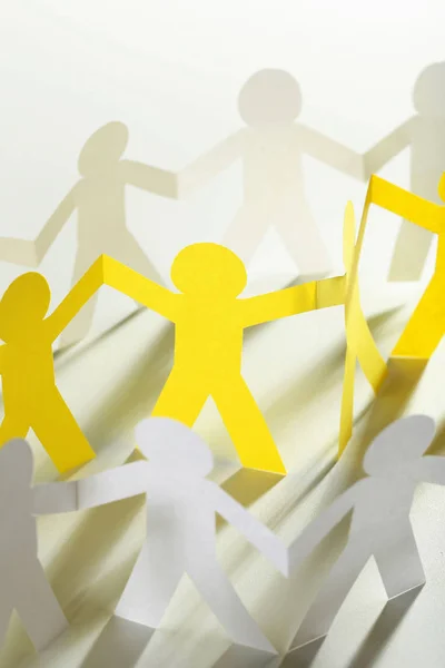 Paper yellow people chain — Stock Photo, Image