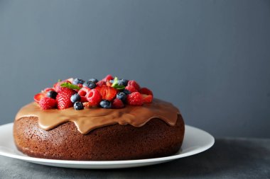 Ev yapımı çikolatalı kek çilek ile