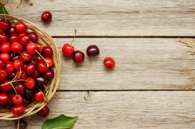 sepet içinde Olgun Kiraz 