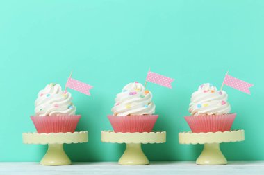 Lezzetli kek kek standları üzerinde 