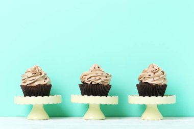 Lezzetli kek kek standları üzerinde