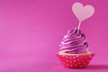 Lezzetli kek dekore edilmiş kağıt kalp 