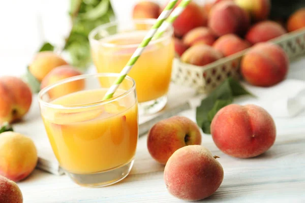 甘い桃と桃ジュースのグラス — ストック写真