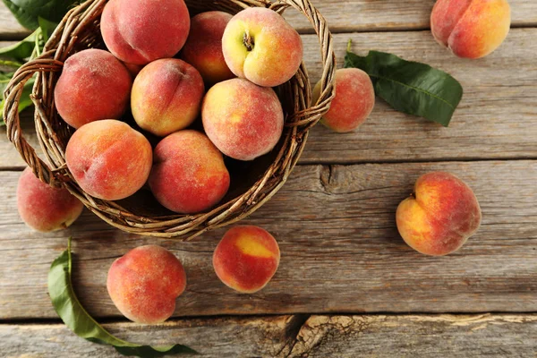 Pêches douces dans le panier — Photo