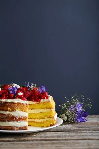 Bolo de biscoito com bagas e flores — Fotografia de Stock