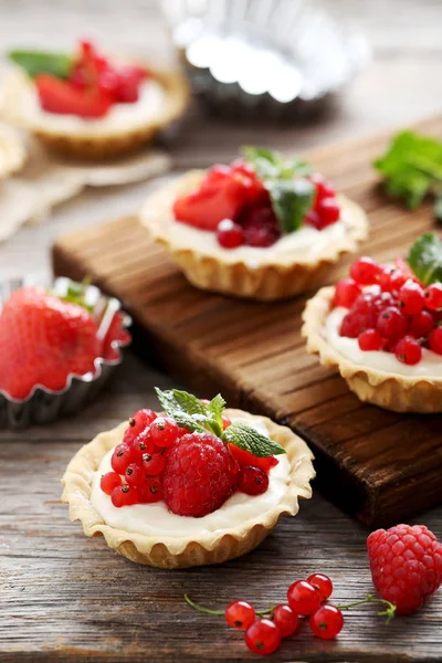 Dessert tartlets with berries — Stock Photo, Image