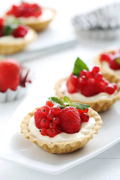 Tatlı tartlets çilek ile — Stok fotoğraf