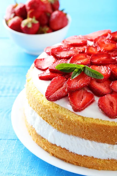 Süßer Kuchen mit Erdbeeren — Stockfoto