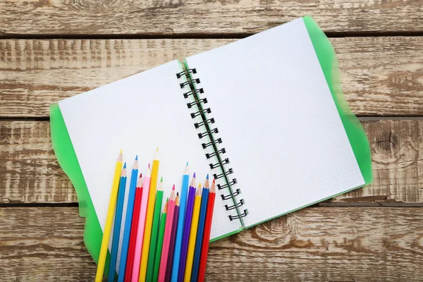 Desenho lápis coloridos com notebook — Fotografia de Stock