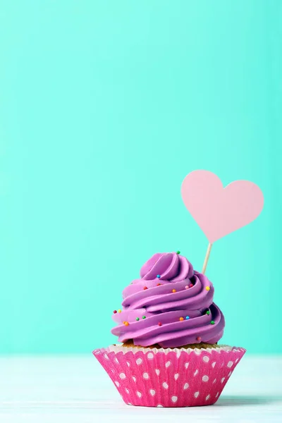 Tasty cupcake decorated paper heart — Stock Photo, Image