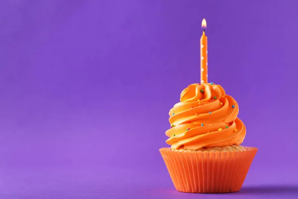 Gustoso cupcake con candela — Foto Stock