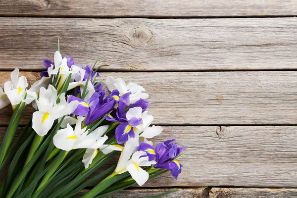 Μπουκέτο λουλούδια της ίριδας λευκό και μοβ — Φωτογραφία Αρχείου