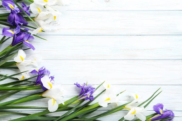 Beyaz ve mor Iris buket