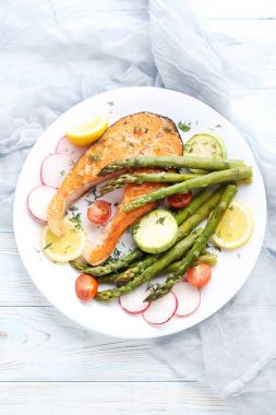 Biftek, kuşkonmaz ve sebze ile Somon 