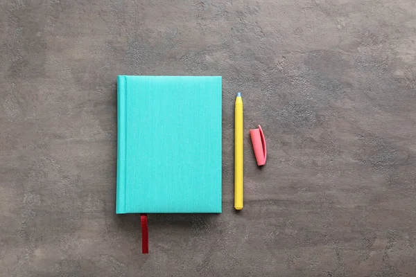 Azuurblauwe notebook met pen — Stockfoto