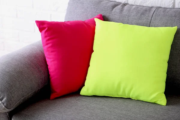 Красочные подушки на сером диване — стоковое фото