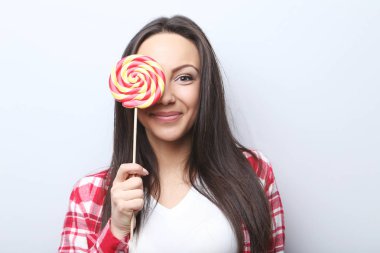 Lolipopu olan genç bir kadın.