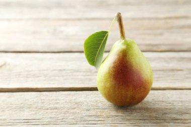 olgun armut yaprak ile 