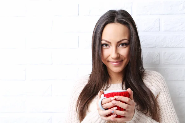 Mujer joven sosteniendo una taza de café — Foto de Stock