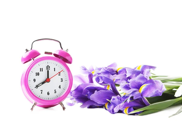 目覚まし時計で紫色のアイリスの花 — ストック写真