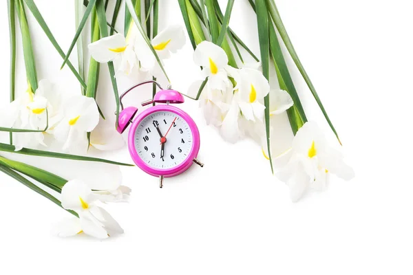 目覚まし時計とアイリスの花の花束 — ストック写真