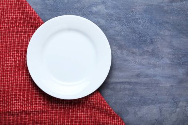 Boş beyaz tabak 