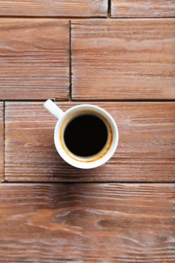 Masada bir fincan kahve.