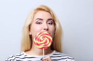 Lolipopu olan genç bir kadın.