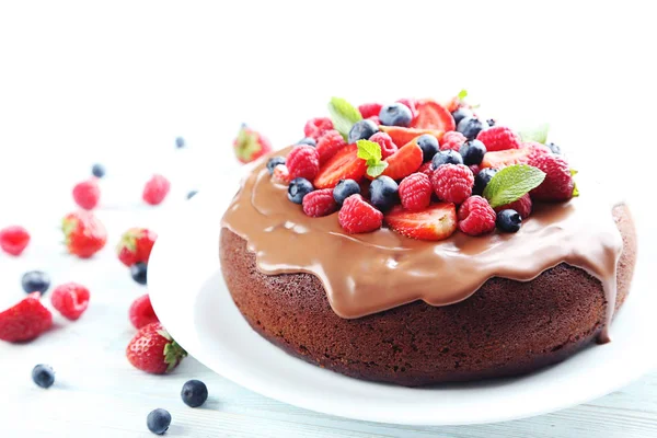 Chocolate cake with berries — Stock Photo, Image