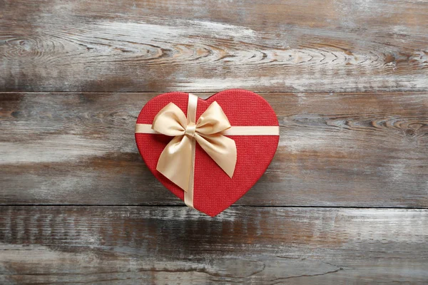 Подарункова коробка у формі серця — стокове фото