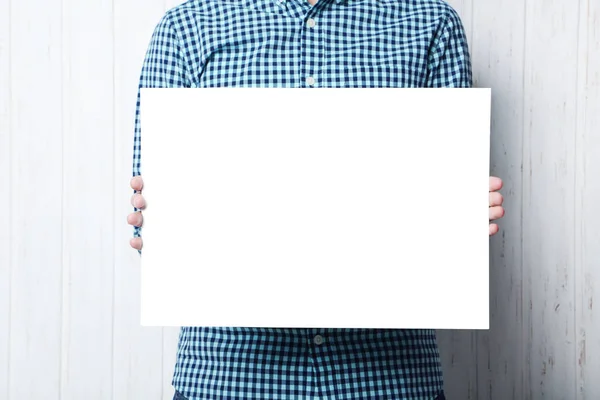 Hombre sosteniendo cartel en blanco — Foto de Stock