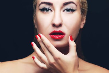 Güzel kadın model makyajlı