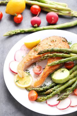  kuşkonmaz ve sebze ile Somon