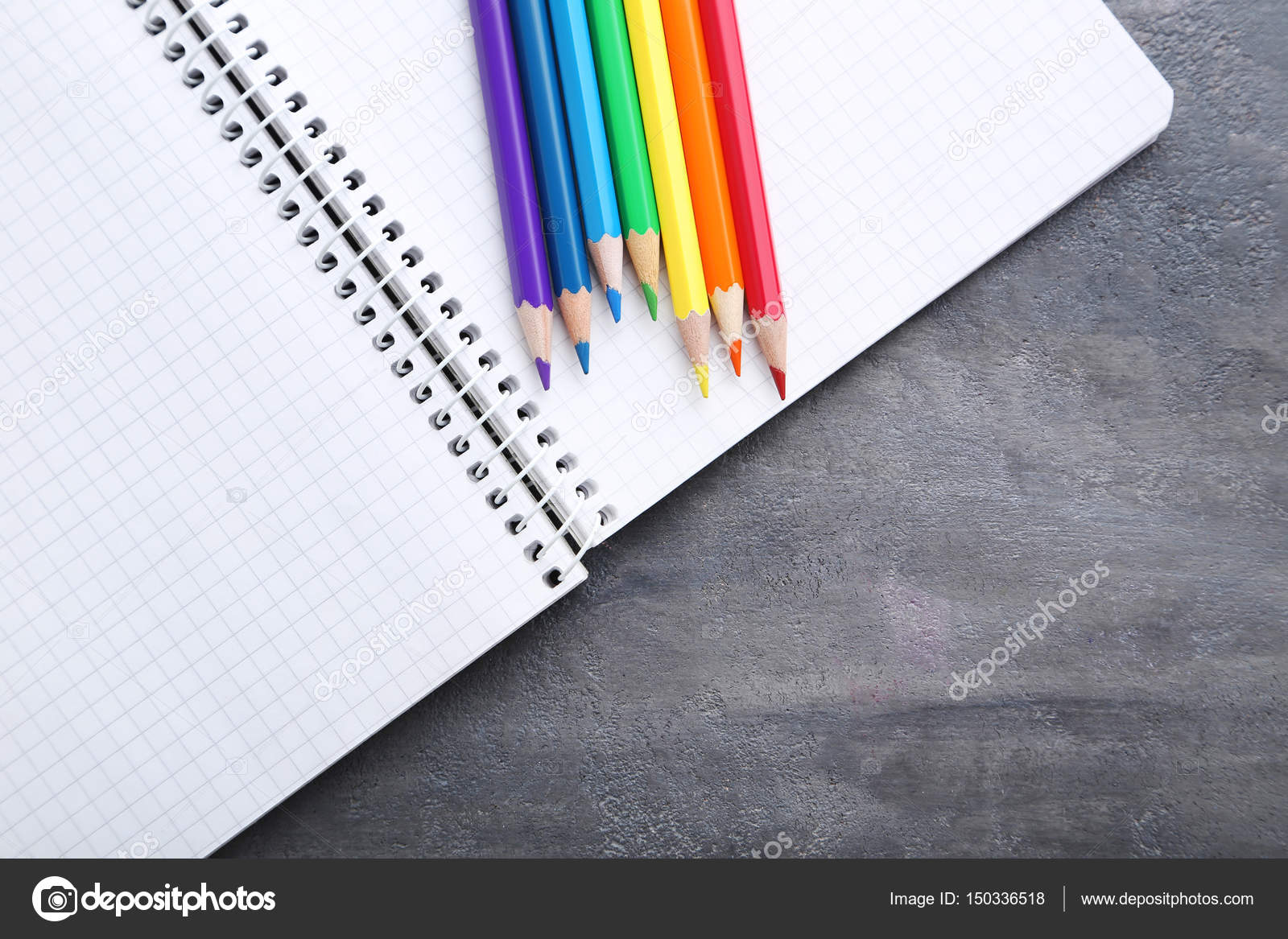 Disegno matite colorate con notebook sul tavolo grigio — Foto di 5seconds