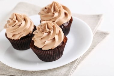 Beyaz üzerine lezzetli kek 