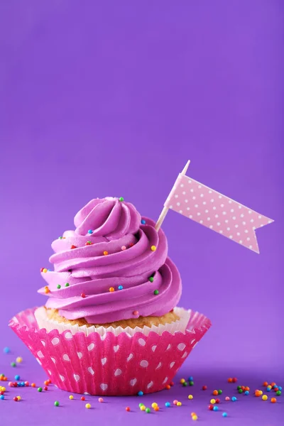 Lekkere cupcake op paars — Stockfoto