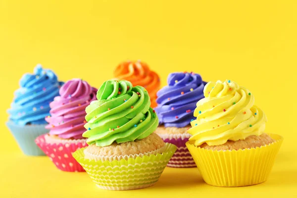 Cupcake saporiti su giallo — Foto Stock