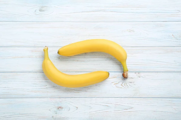 Сладкие бананы на деревянном столе — стоковое фото